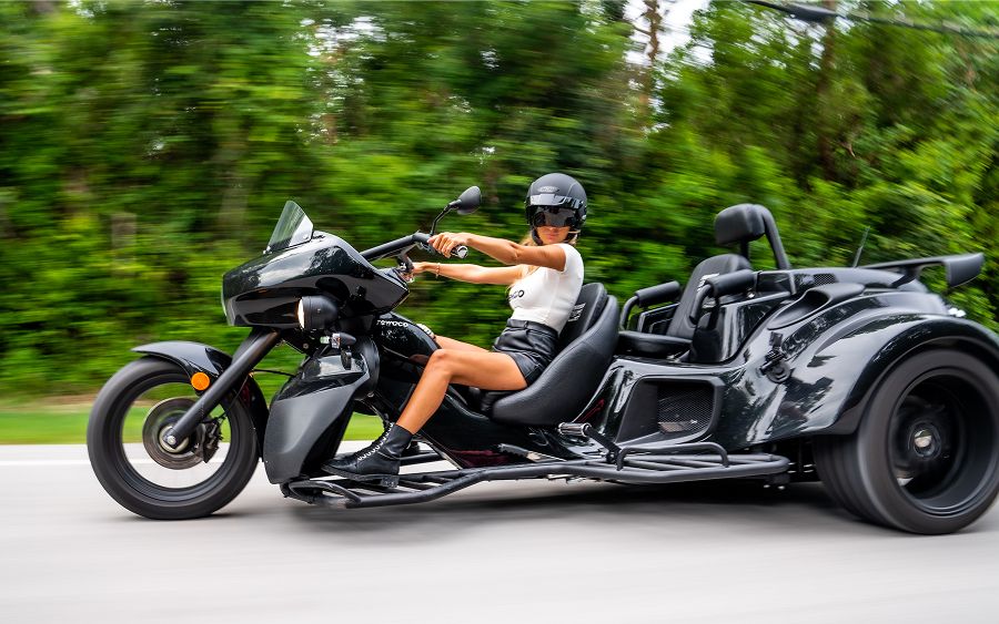 Fahrerin allein unterwegs auf einem rewaco Trike